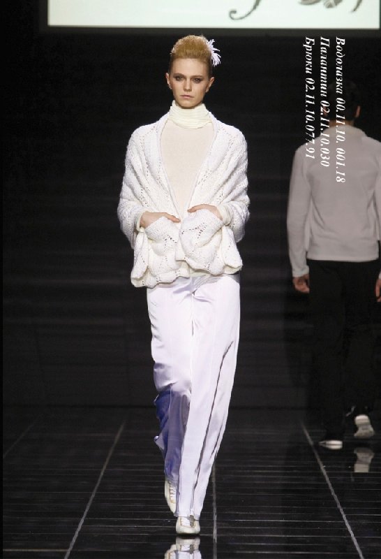 Белый трогательный палантин