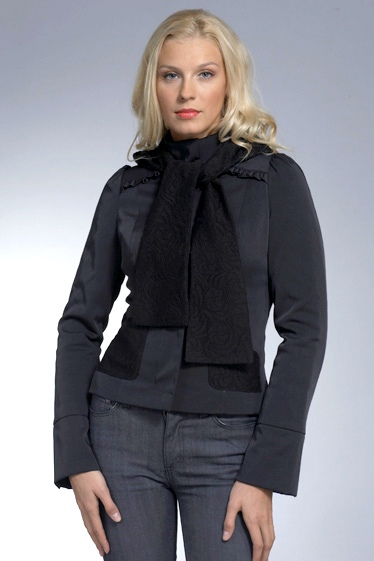 Жакет с кружевным капюшоном