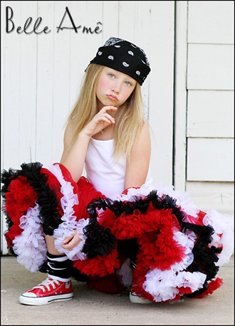 Пышная юбка красная с оборками белого и чёрного цветов