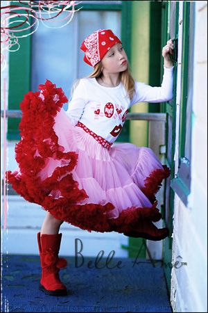 Пышная юбка розовая с оборками красного цвета