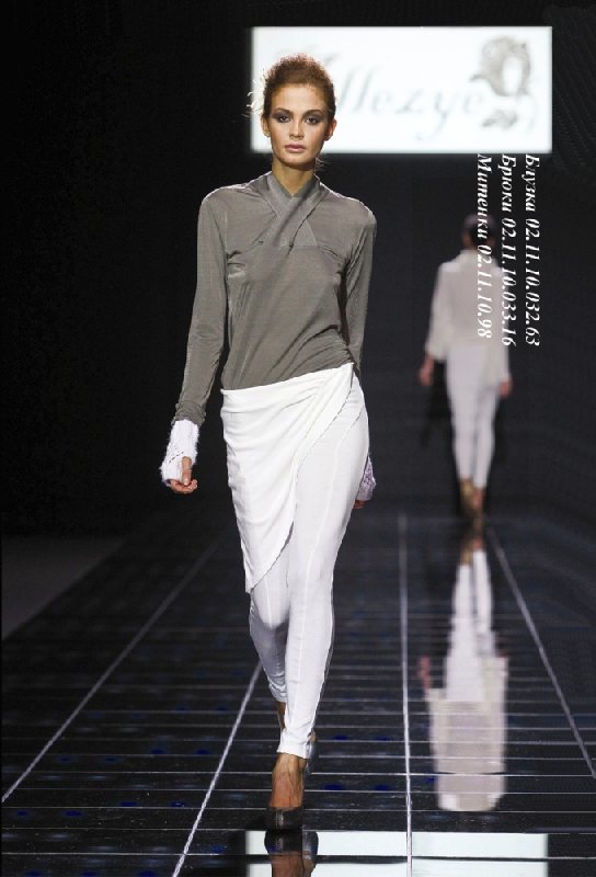 Стильные декорированные брюки