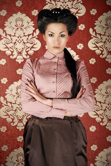 Женская блузка-рубашка с декоративными складками