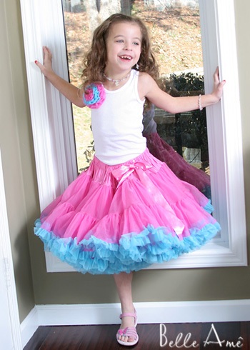 Пышная юбка тёмно - розовая с оборками голубого цвета