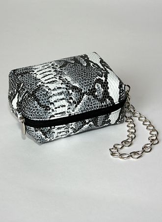 Сумочка мини на цепочке (черно-белый питон)