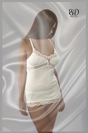 Майка-топ с ленточным кружевом и камеей