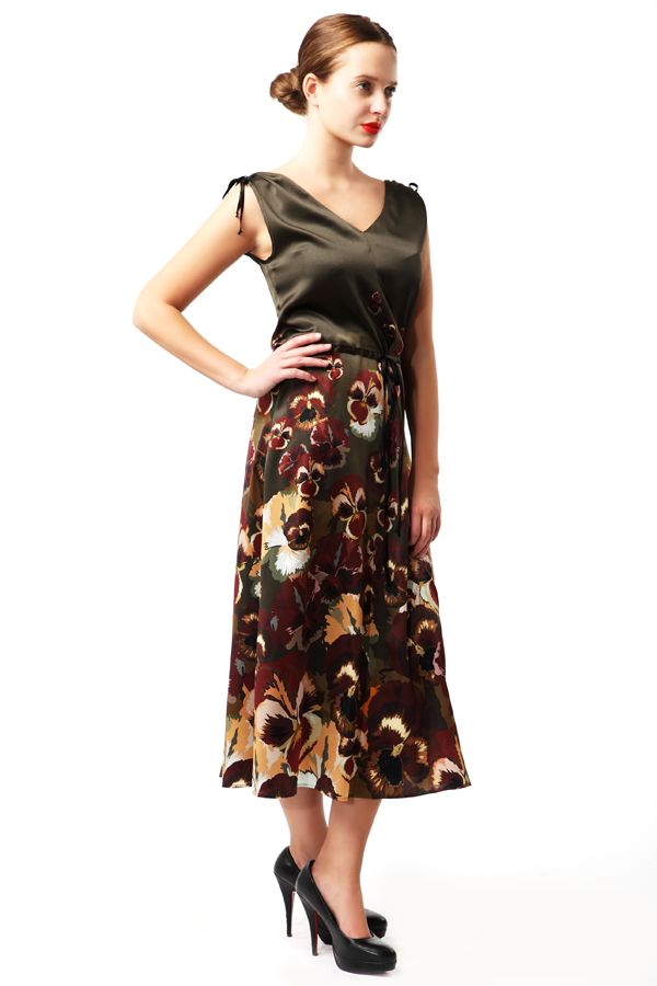 Шелковое платье с ярким цветочным принтом