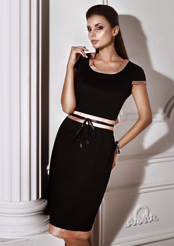 Утонченное платье с декором из органзы