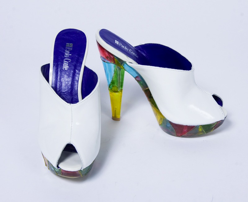 Белые сабо на цветной платформе