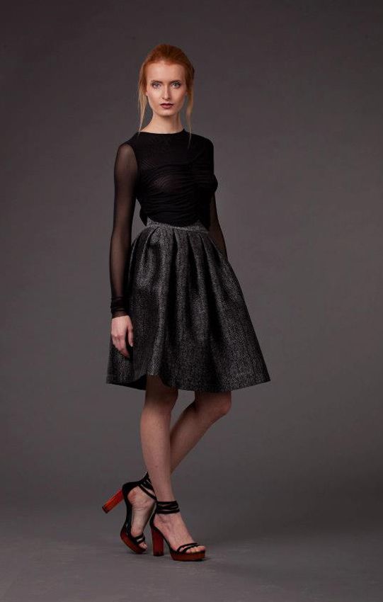 Черная блуза с эффектной драпировкой