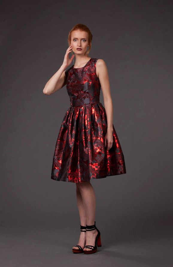 Яркое жаккардовое платье в испанском стиле