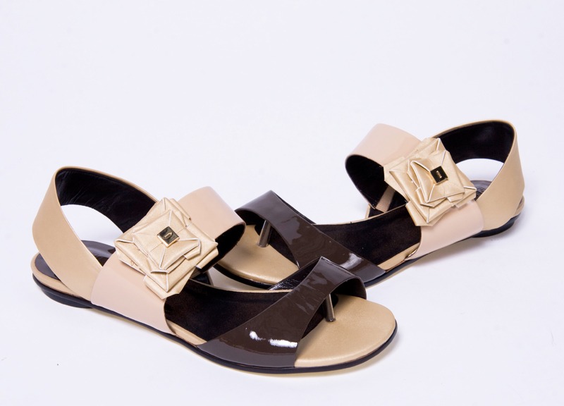 Бежевые босоножки на плоской подошве