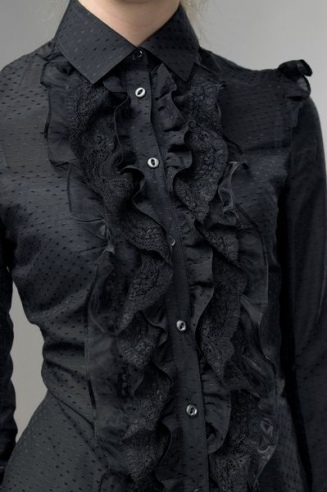 Черная блуза с рюшей из органзы