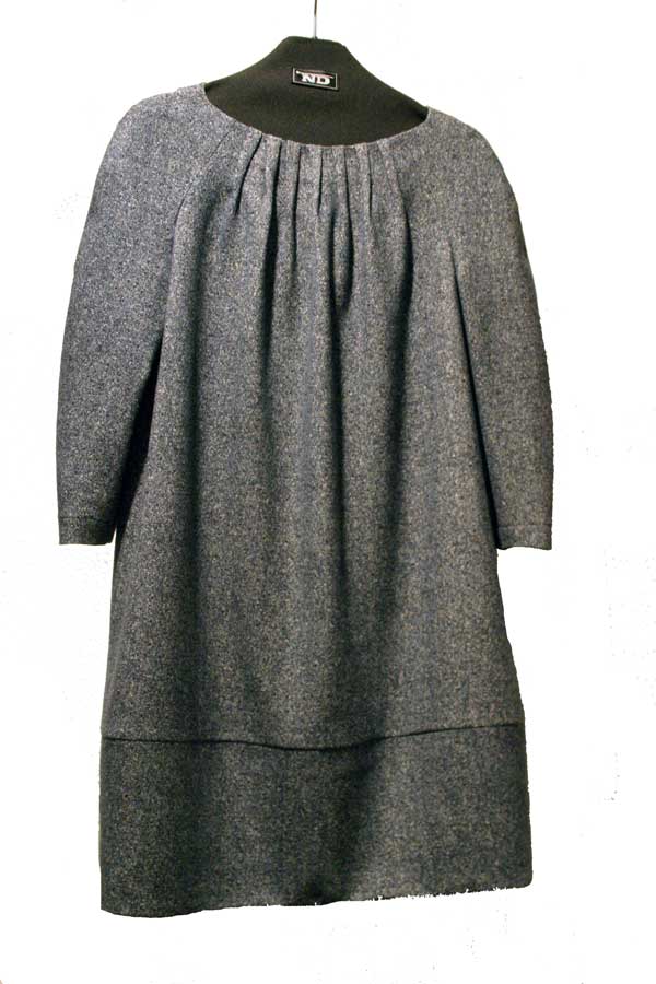 Шерстяное платье свободного кроя с защипами по горловине.