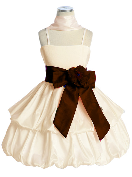 Элегантное платье с шоколадным поясом