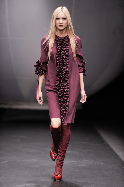 Платье цвета спелой сливы