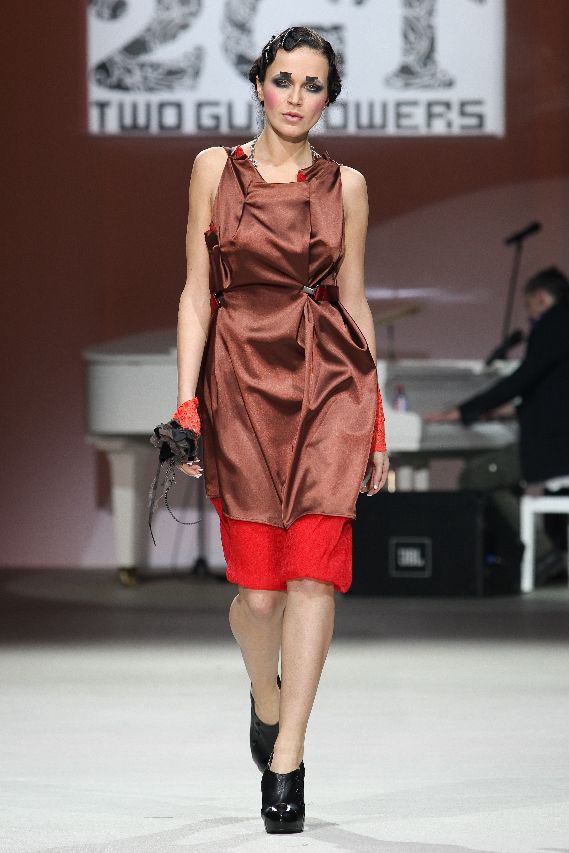 Платье атласное шоколадное двойное с красным шифоном