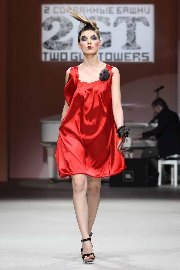 Платье алое атласное с драпировкой и розой