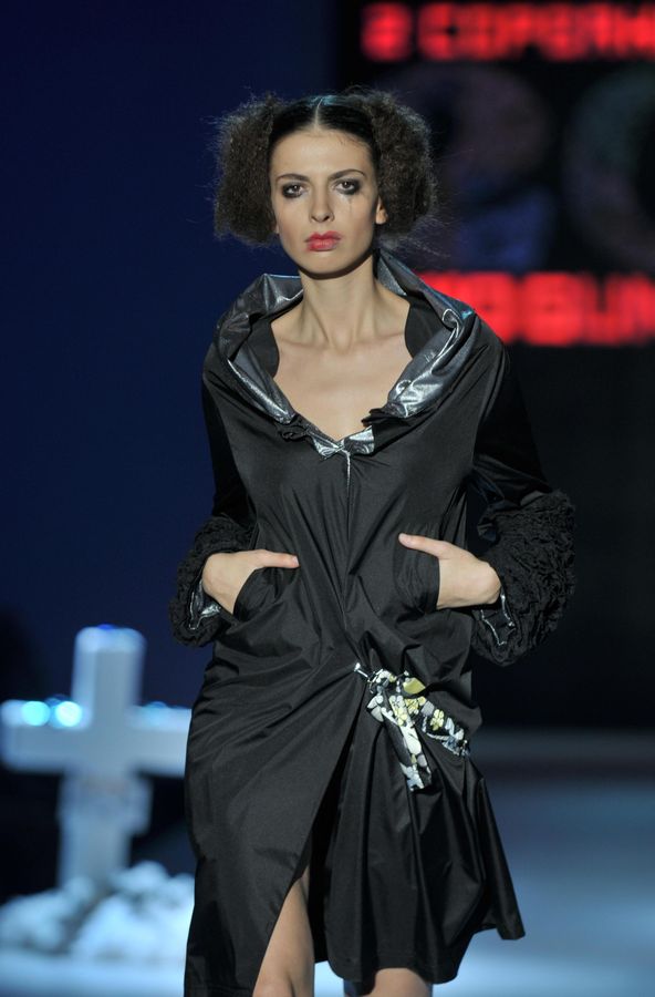 Плащ черный с рукавами рюшами