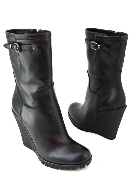 Сапожки на танкетке "Стиль и лаконичность"