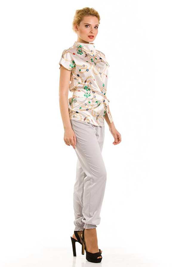 Элегантная блузка с "драгоценным" принтом