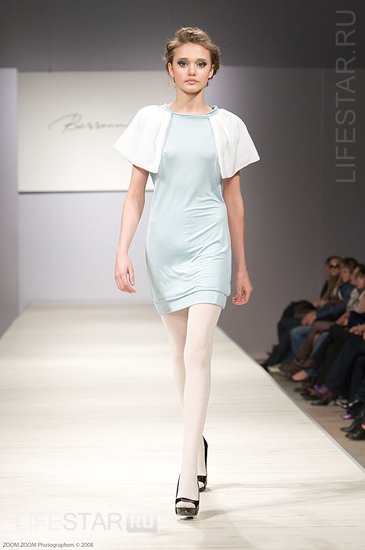 Платье с воротом-пелериной