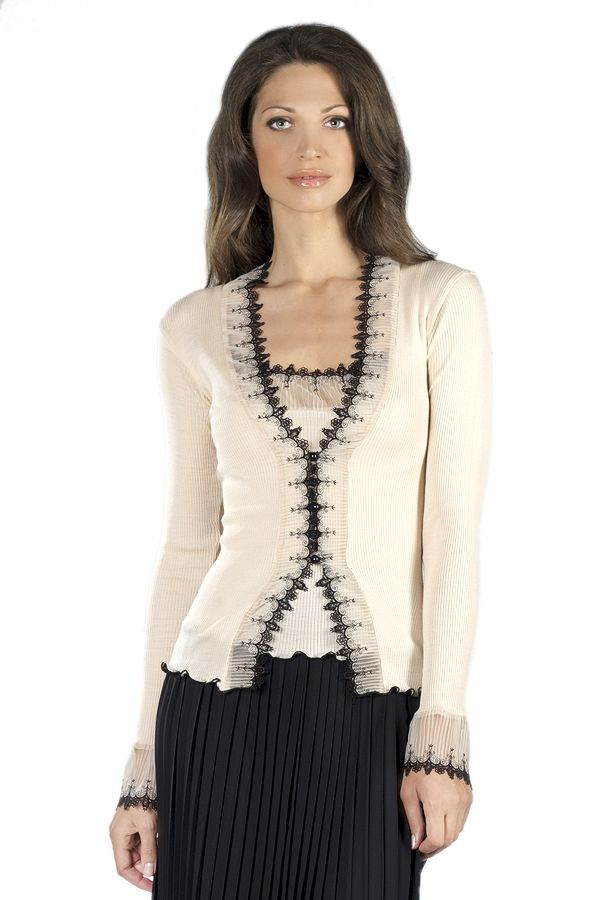 Нежно-молочный жакет с выразительным декором полочек