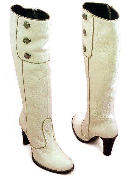 Зимние сапоги белого цвета