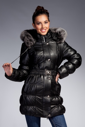 Стильная черная куртка под кожу