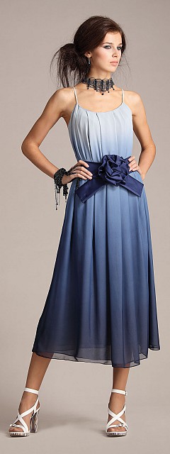 Летящее платье с поясом-бантом