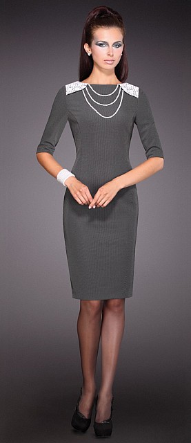 Строгое платье с декором-колье