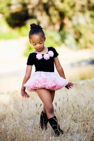 Чёрный купальник с розовой юбкой