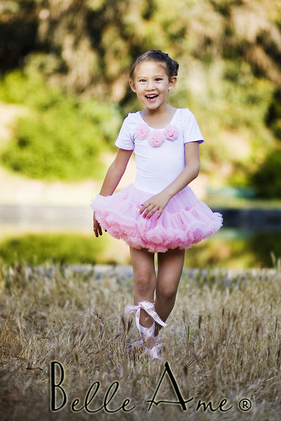 Белый купальник с розовой юбкой