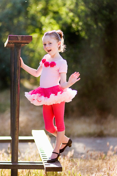 Розовый купальник с малиновой юбкой