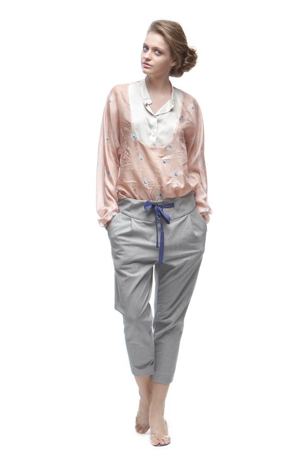 Розовая блуза с изящной белой манишкой