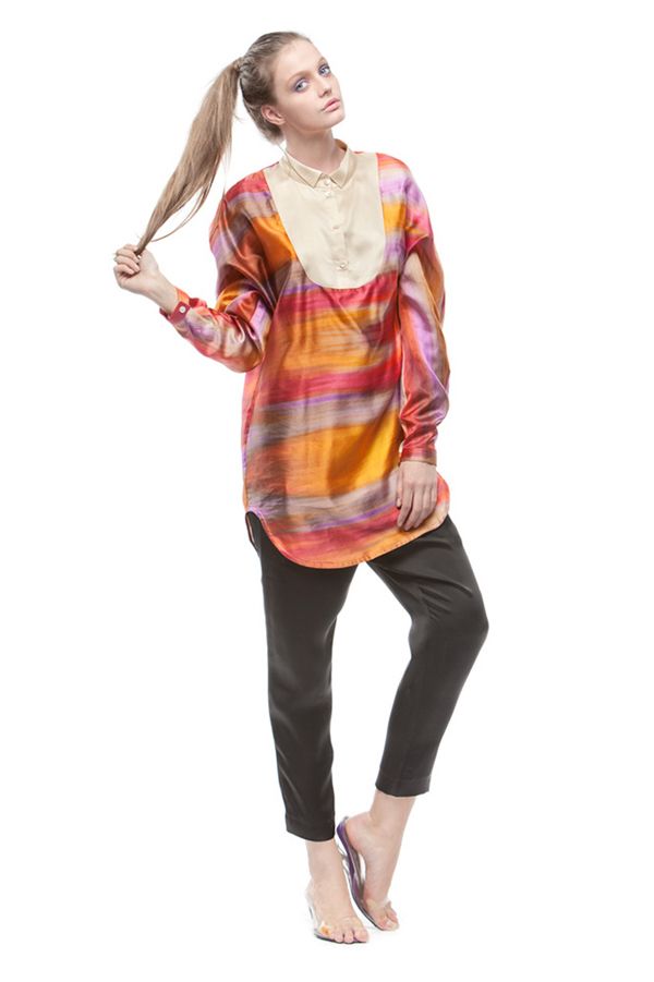 Яркая удлиненная блуза с колоритным принтом и манишкой