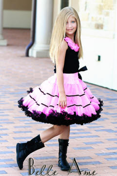 Ярко-розовая юбка с чёрными полосками и опушкой