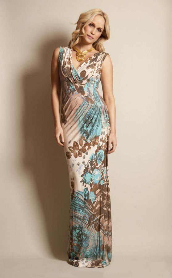 Длинное платье с изящной драпировкой и эффектным принтом