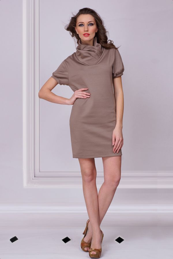 Изящное бежевое мини-платье с выразительным воротником
