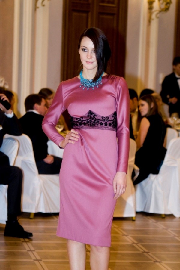 Прямое платье с кружевом