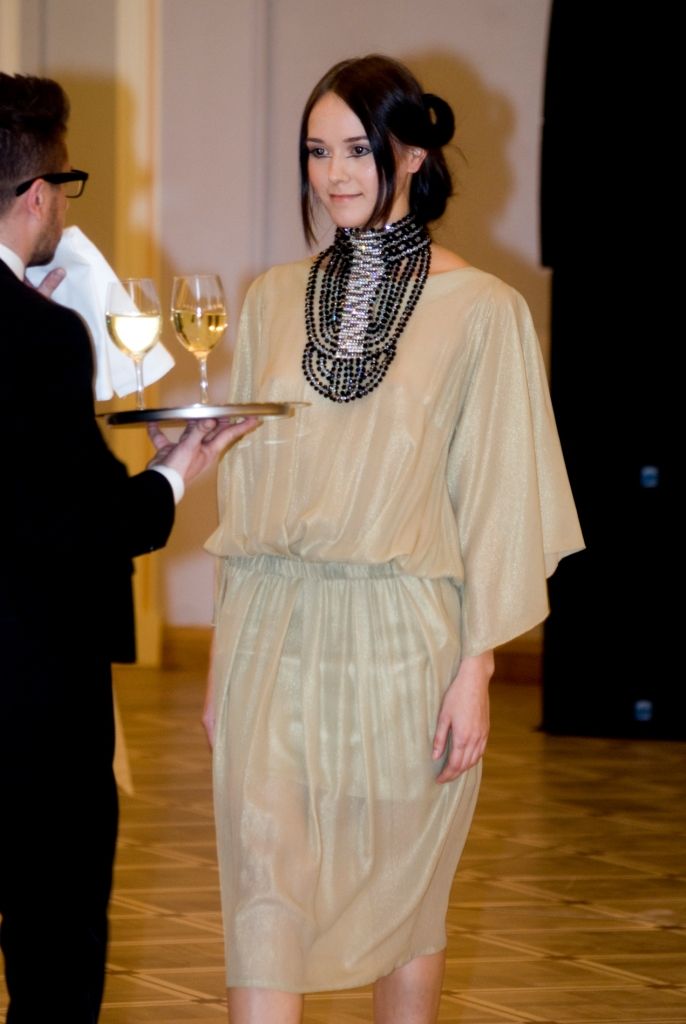 Шелковое платье с юбкой на резинке