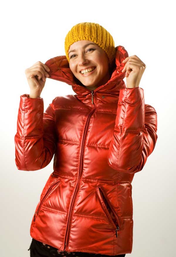 Красный женский пуховик