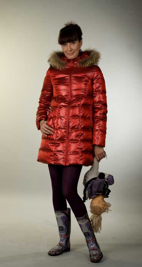 Красное пуховое полупальто
