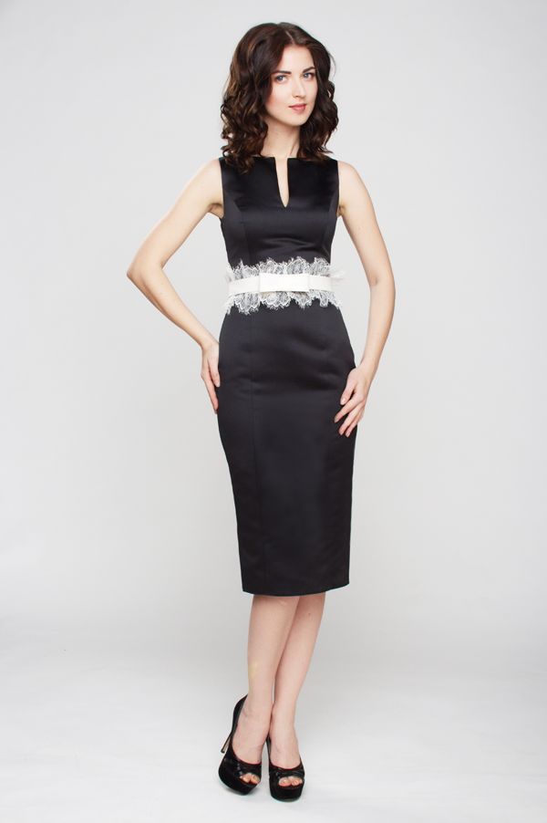 Изящное атласное платье с кружевным поясом