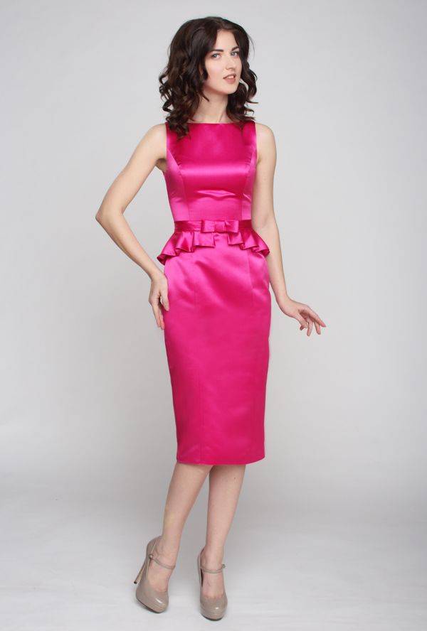 Элегантное платье из роскошного атласа с баской-бантом