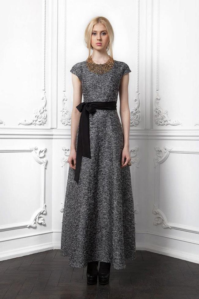 Потрясающее вечернее платье с эффектным поясом-бантом