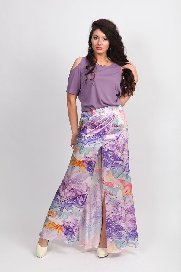 Летняя блуза с эффектными вырезами на плечах