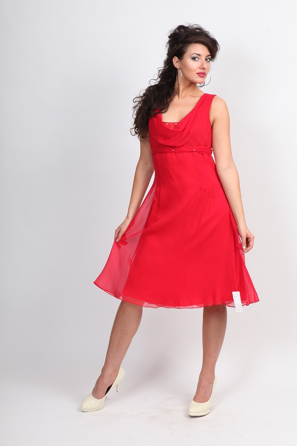 Летнее платье с оригинальным воланом на груди