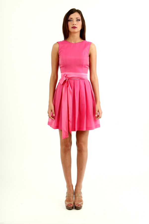 Розовое короткое платье