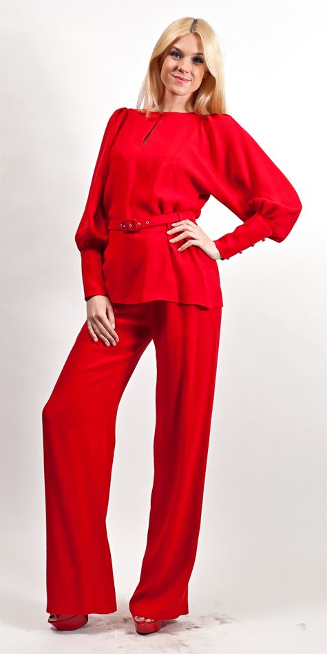 Элегантный костюм свободного кроя.