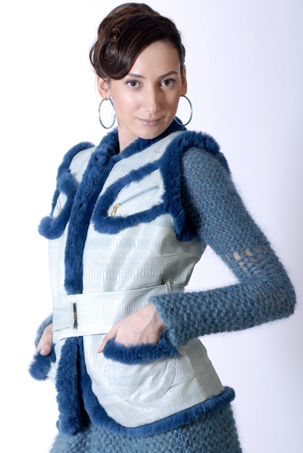 Жилет из кожи змеи и меха кролика